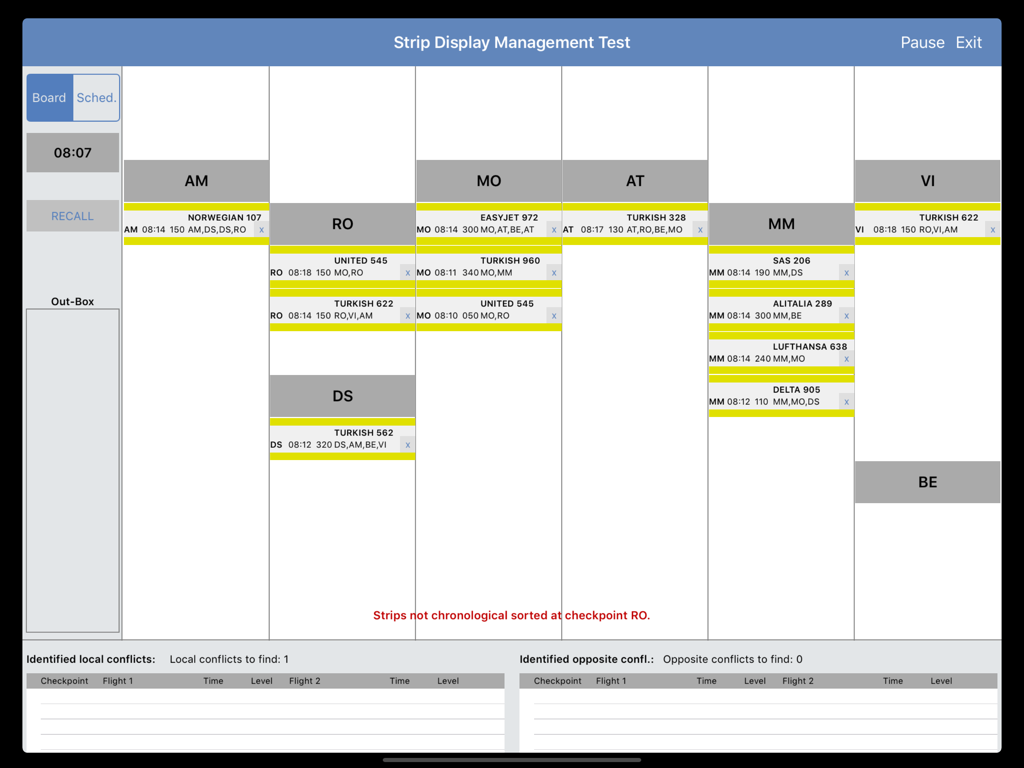 Interfaccia per il modulo Strip Display Management Test nell'app iPad SkyTest Air Traffic Controller che mostra strip di volo e identificazione dei conflitti.