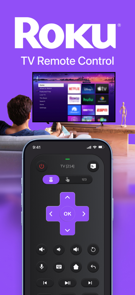 Un iPhone mostrando la interfaz de la aplicación Control Remoto Móvil para TV Roku con una persona viendo un televisor inteligente al fondo.
