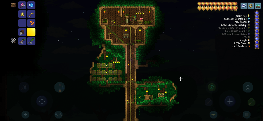 Una gran estructura de casa del árbol personalizada por la noche en Terraria móvil, mostrando el inventario y los controles táctiles.