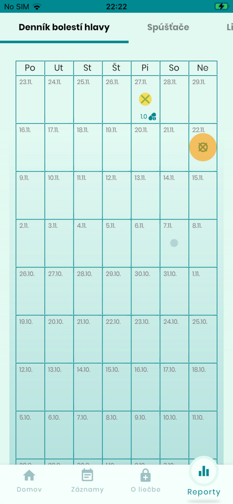Migréna Kompas (SK) - A monthly calendar view within the Migrena Kompas app showing tracked headache episodes and medication records.