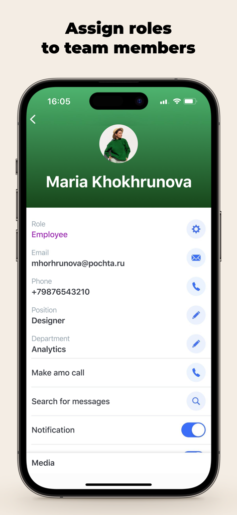 amo | team messenger - Ein Smartphone, das den Teammitglieder-Profilbildschirm in amo messenger mit Optionen zur Rollenzuweisung und Anzeige von Kontaktdaten zeigt