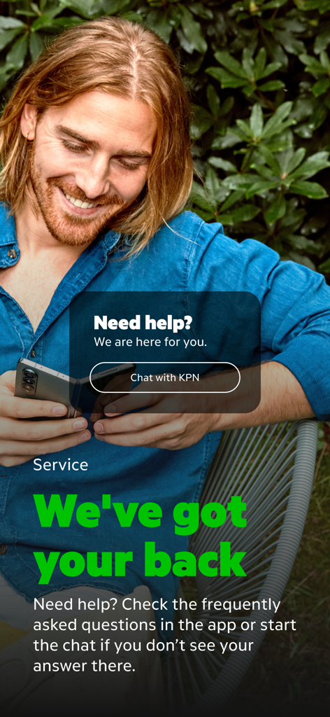 MijnKPN - Un uomo sorridente che utilizza l'app MijnKPN per assistenza clienti e aiuto tramite chat