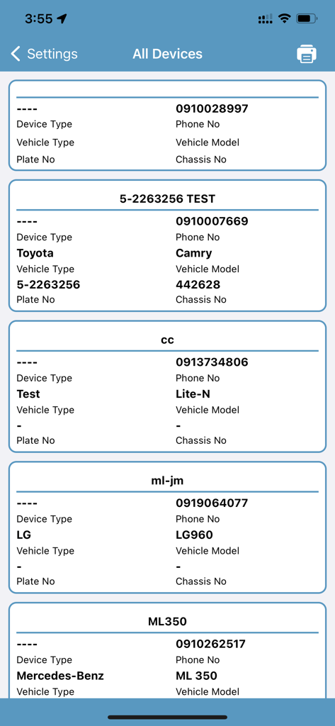 La schermata Tutti i dispositivi nell'app Sistema di Tracciamento Veicoli Solare che visualizza un elenco di veicoli tracciati con i loro modelli e ID