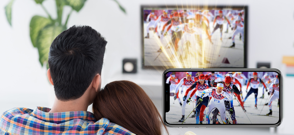 AR VideoLab - Una pareja usando la aplicación AR VideoLab para proyectar un video deportivo desde su smartphone en una pantalla