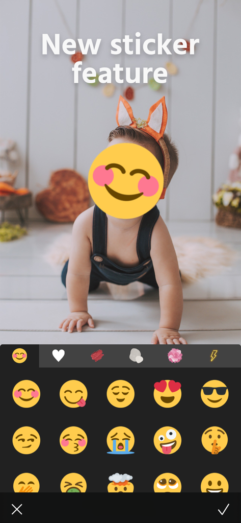 Blur Background Photo Effect - Bildbearbeitungs-App-Oberfläche mit einem Kindergesicht, das mit einem lächelnden Emoji-Aufkleber zum Schutz der Privatsphäre abgedeckt ist
