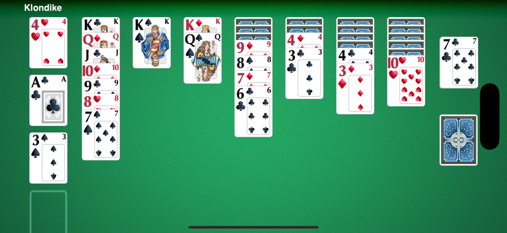 Spider Solitaire & More - Un juego de Klondike solitario en progreso sobre un fondo de fieltro verde.