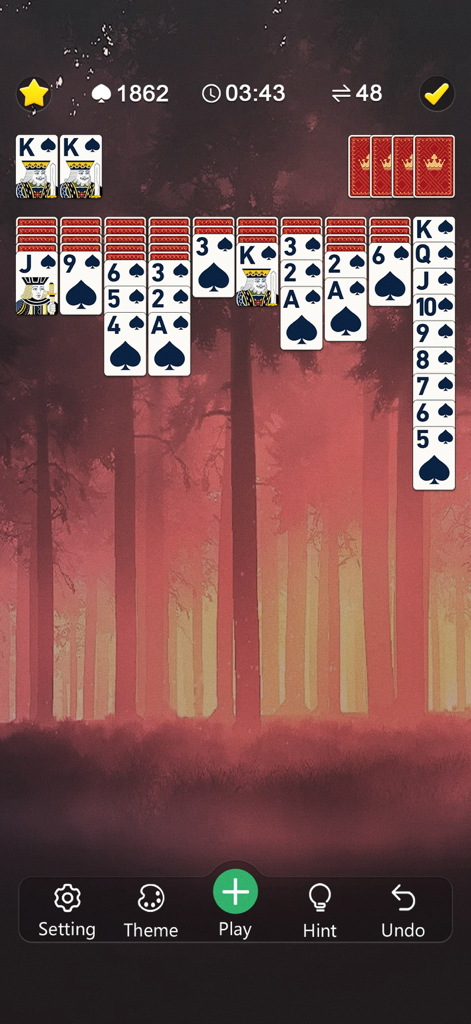 Classic Spider Solitaire Mania - Écran de jeu Classic Spider Solitaire avec de grandes cartes et un fond de forêt brumeuse