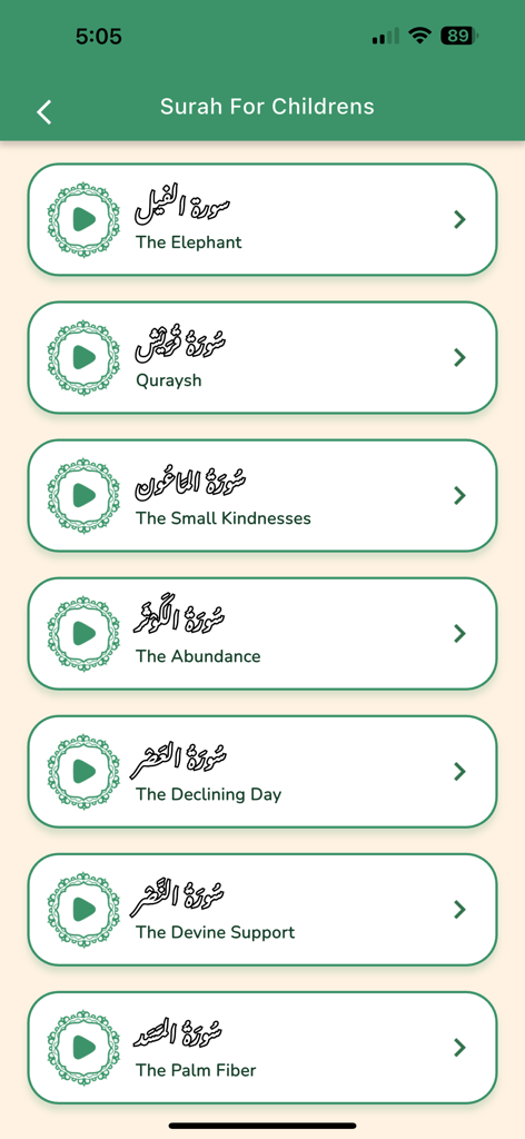 Kids Surah - 99 Names of Allah - Una pantalla de aplicación móvil que muestra una lista de suras coránicas cortas con caligrafía árabe y traducciones al inglés para niños