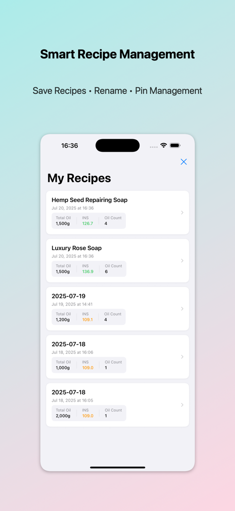 Soap Calculator - Lye Calc - Mobile App-Oberfläche, die eine Liste gespeicherter Seifenherstellungsrezepte mit Details wie Gesamtölgewicht und INS-Werten anzeigt.