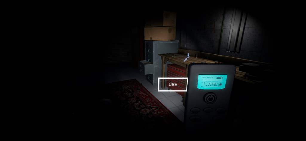 The Escape: Together - Vue à la première personne d'une pièce sombre avec un établi et un appareil tenu à la main affichant un écran verrouillé dans le jeu d'horreur The Escape Together