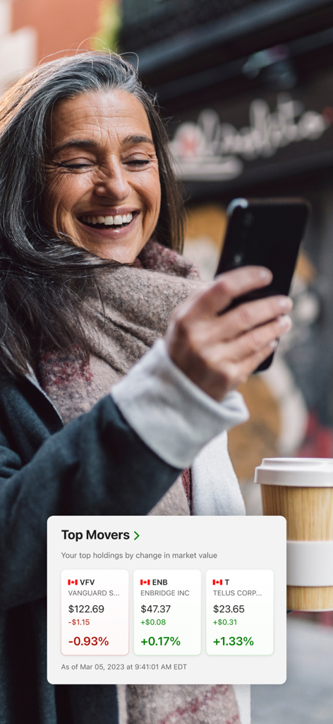 Eine lächelnde Frau, die ihre Top-Aktienbewegungen in der TD Canada Mobile App überprüft.