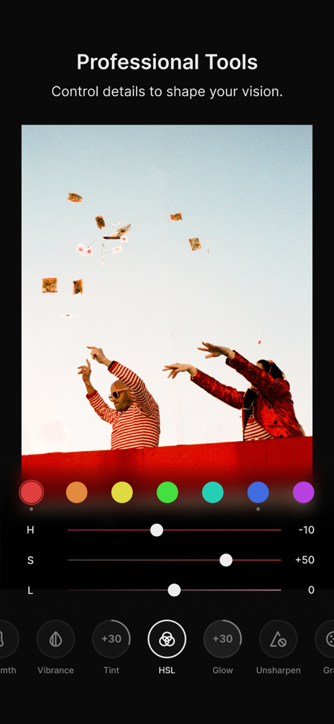 Une interface mobile de l'application Colorby montrant des curseurs HSL pour l'étalonnage et l'édition de couleurs de photos professionnelles.