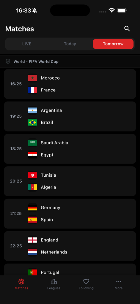 Koora Live - Live Score - La pantalla de partidos de la aplicación Koora Live mostrando próximos partidos de fútbol internacionales.