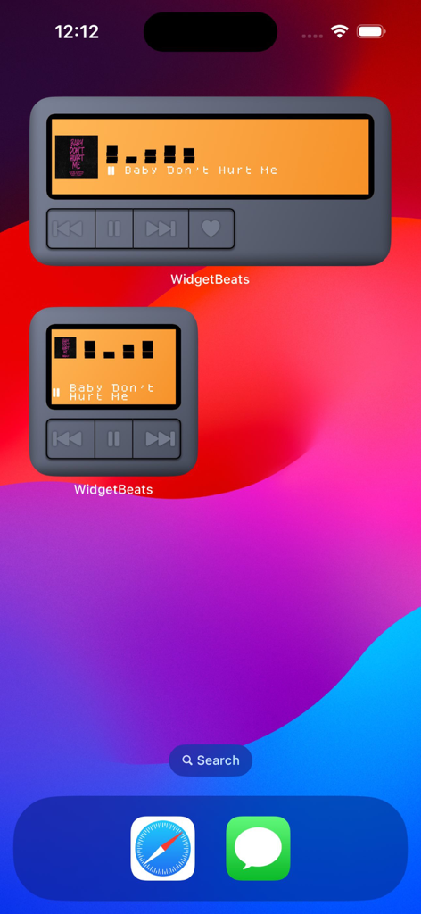 WidgetBeats: Music Widget - Dois widgets de música em estilo retrô em uma tela de início do iPhone exibindo informações de música e controles de reprodução.