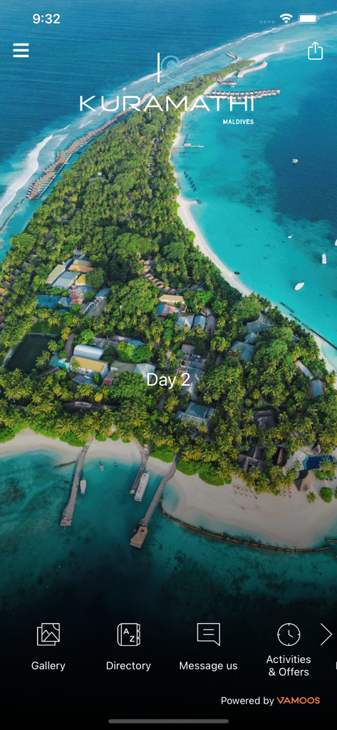 내비게이션 아이콘이 있는 모바일 앱 인터페이스에 쿠라마티 몰디브 리조트 섬의 공중 모습