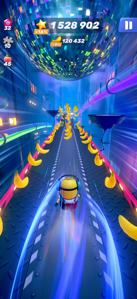 Un Minion con auriculares corriendo por un nivel de discoteca futurista mientras recolecta plátanos en el juego Minion Rush.