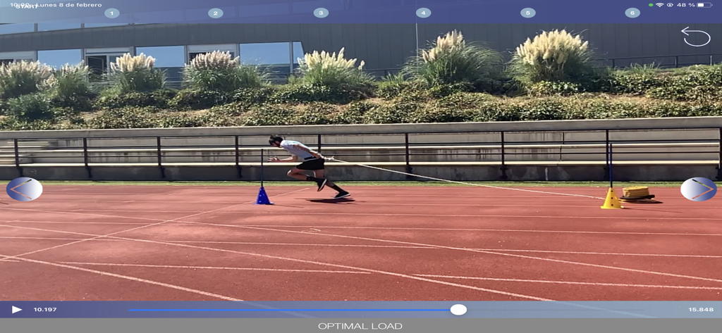 My Sprint - Ein Athlet absolviert einen Widerstandssprint auf einer Bahn für biomechanische Analyse in der My Sprint App