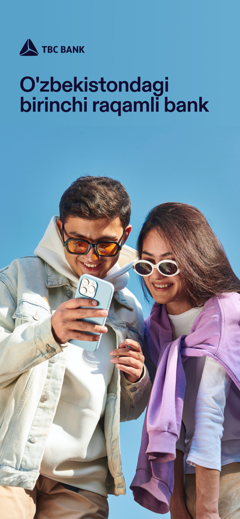 TBC UZ: Online Mobile Banking - Dos jóvenes sonriendo y mirando un smartphone que muestra la aplicación móvil de TBC Bank