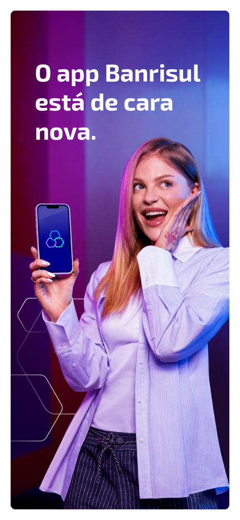 Giovane donna con uno smartphone che mostra il logo e il design aggiornati dell'app Banrisul