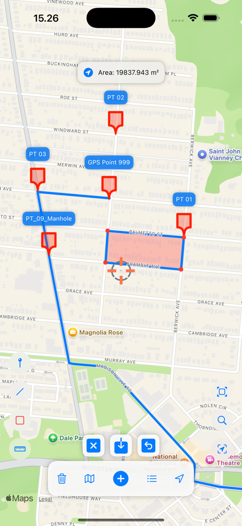 Uma interface de mapa no UTM Maps mostrando áreas medidas e pontos GPS com pinos vermelhos e linhas de contorno azuis.