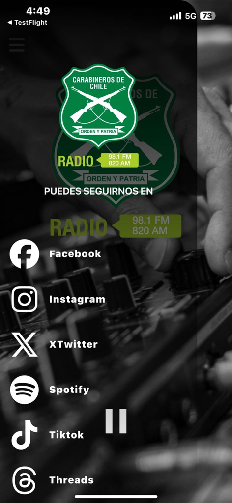 Radio Carabineros de Chile - Official Radio Carabineros de Chile app screen showing social media icons and broadcast frequencies.