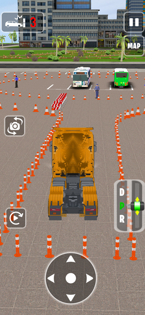 Offroad Jeep Drive : 4x4 Games - Camión amarillo navegando por un circuito de prueba de conducción con conos naranjas