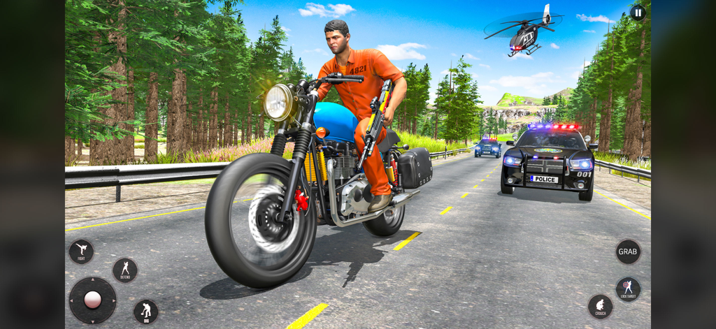 Prisioneiro em macacão laranja em uma motocicleta sendo perseguido pela polícia em uma rodovia