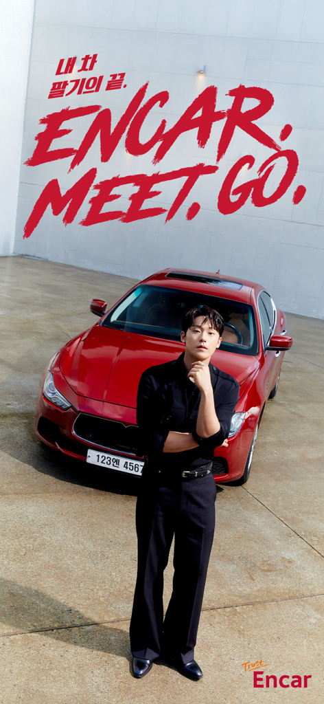 엔카 - 중고차 필수 플랫폼, 내차팔기, 내차시세 - Una imagen promocional para la aplicación de coches usados Encar con un hombre y un coche de lujo rojo