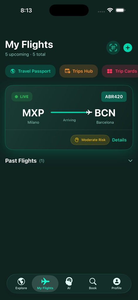FlightTrackAI - Tableau de bord FlightTrackAI montrant le statut de vol en direct de Milan à Barcelone avec évaluation des risques et options de gestion de trajet.
