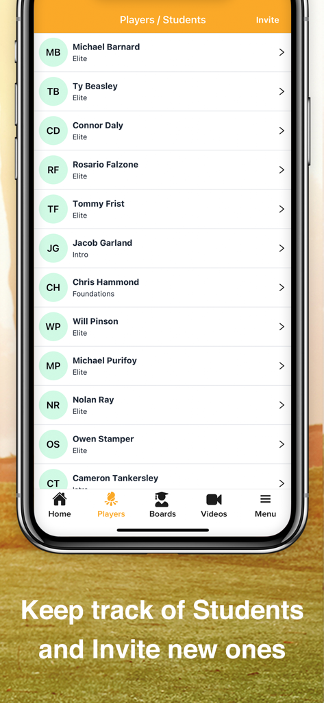Ein mobiler Bildschirm aus der DECADE für Instruktoren App, der eine Liste von Golfschülern mit ihren Fähigkeitsstufen und einer Einladungsoption anzeigt.