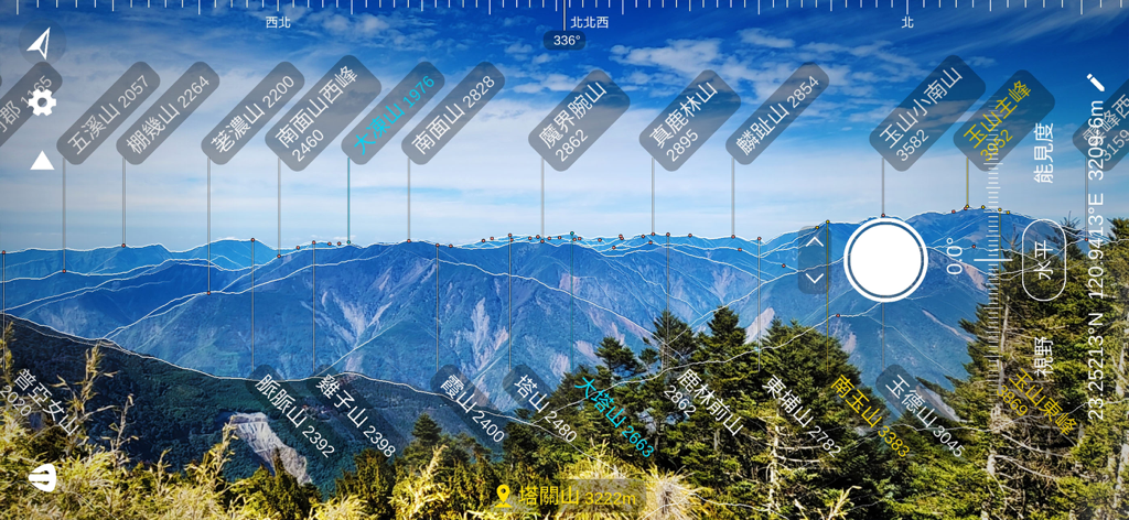 Interfaz de realidad aumentada identificando varios picos de montañas en Taiwán con etiquetas y elevaciones.