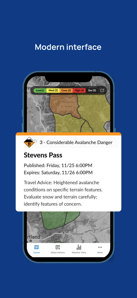 Smartphone-Display, das die Avy-App mit einer erheblichen Lawinengefahrwarnung für Stevens Pass auf einer Karte zeigt.