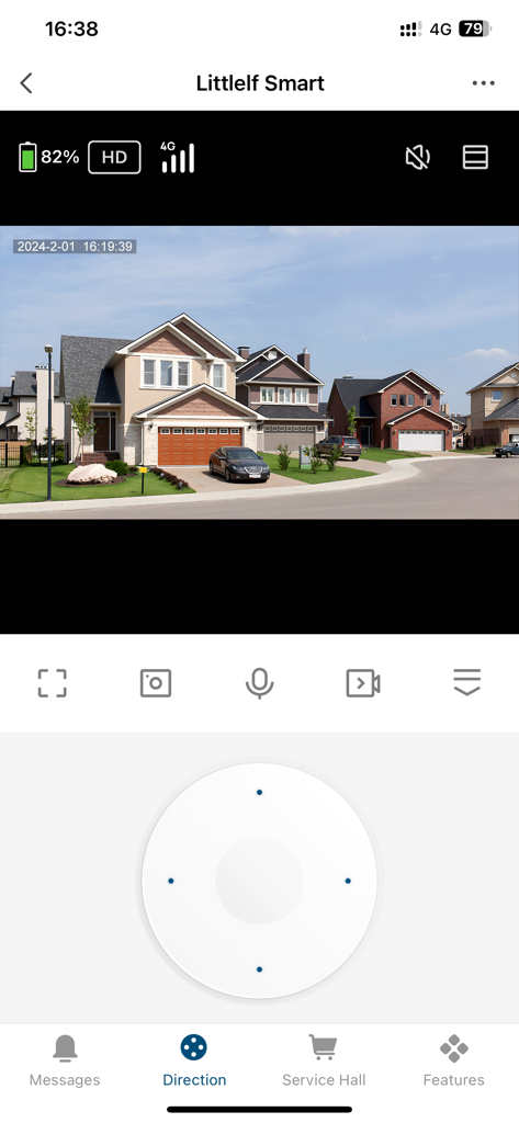 littlelf smart - Interfaccia dell'app Littlelf Smart che mostra un feed live della telecamera di sicurezza di un quartiere residenziale e controlli direzionali remoti