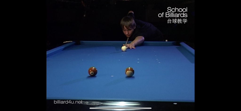 Ein Mann übt Billard an einem blauen Billardtisch in einem chinesischen Lehrvideo.