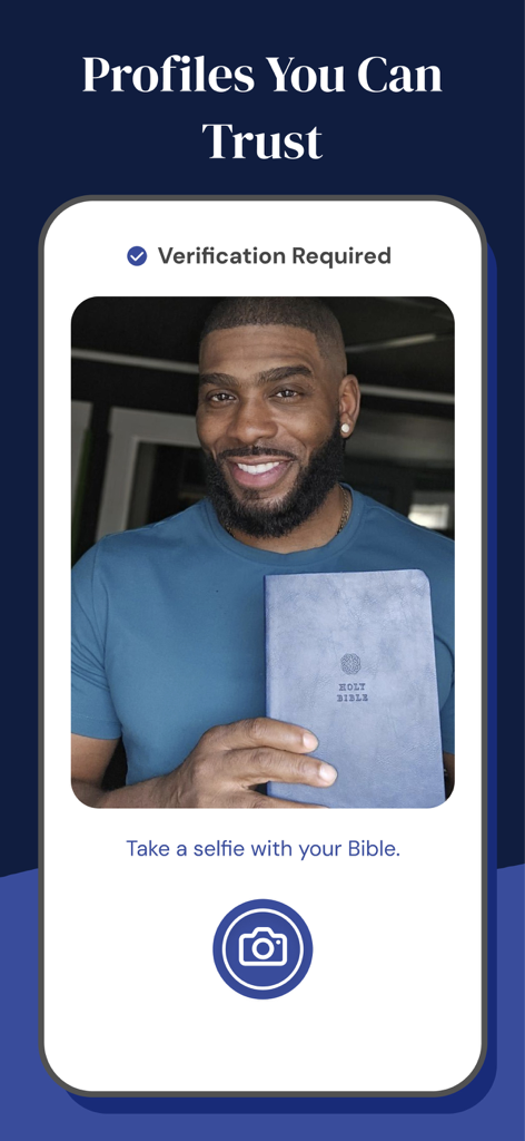 Un homme tenant une Bible sacrée pour la fonctionnalité de profil vérifié par la Bible sur Ark Christian Dating App.