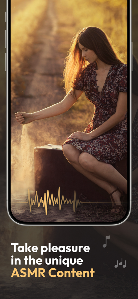 Une femme en robe florale assise sur une valise vintage dans un champ, versant du sable, avec une superposition d'ondes sonores ASMR pour un contenu sensoriel dans l'application NYMF.