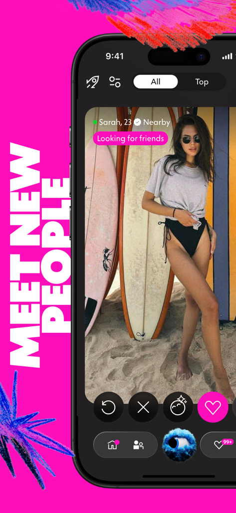 Wink Dating: Meet, Chat & Date - Interfaz de la app Wink Dating mostrando el perfil de una usuaria llamada Sarah en una playa con tablas de surf y el texto Conoce gente nueva