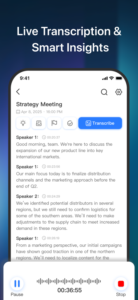 Pantalla de smartphone mostrando transcripción en vivo e información inteligente para una reunión de estrategia en la aplicación Proactor AI.