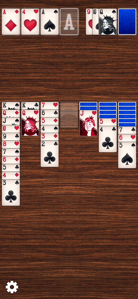 Solitaire Epic Klassik-Spielbildschirm mit HD-Karten und Holz Hintergrund