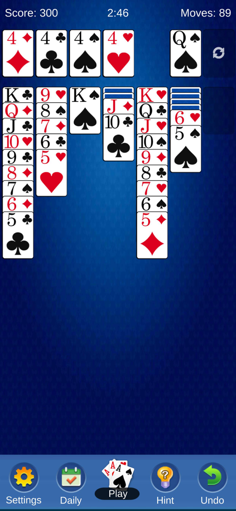 Captura de pantalla del juego de Solitaire 2026 que muestra un diseño clásico de juego de cartas Klondike sobre un fondo azul.