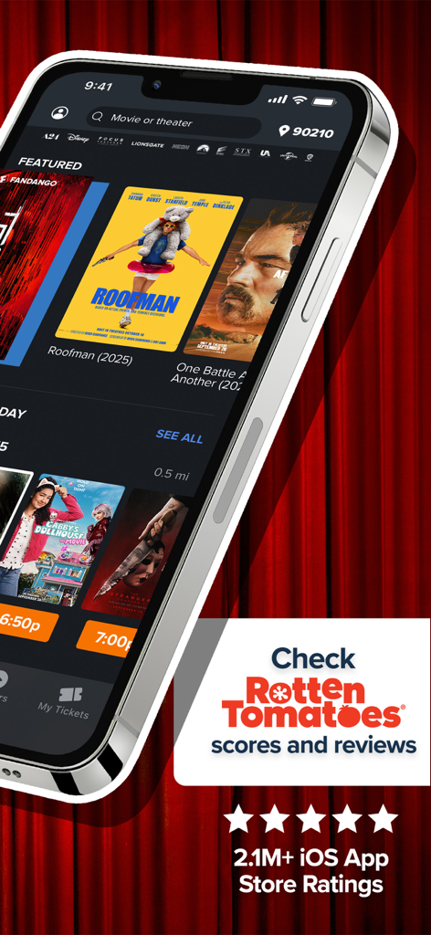 Fandango - Get Movie Tickets - Interfaccia dell'app Fandango su un iPhone che visualizza gli orari dei film e le recensioni di Rotten Tomatoes con una valutazione a 5 stelle.