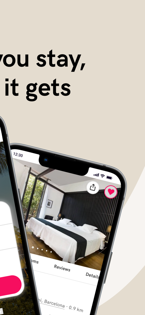 Application Stayforlong sur un iPhone montrant une chambre d'hôtel à Barcelone avec une icône de cœur de favori