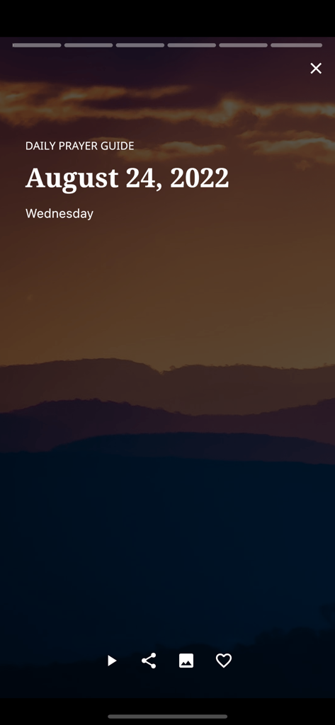 Daily Prayer Guide - La aplicación Guía de Oración Diaria mostrando una entrada devocional para el miércoles 24 de agosto de 2022 sobre un fondo pacífico de montaña al atardecer