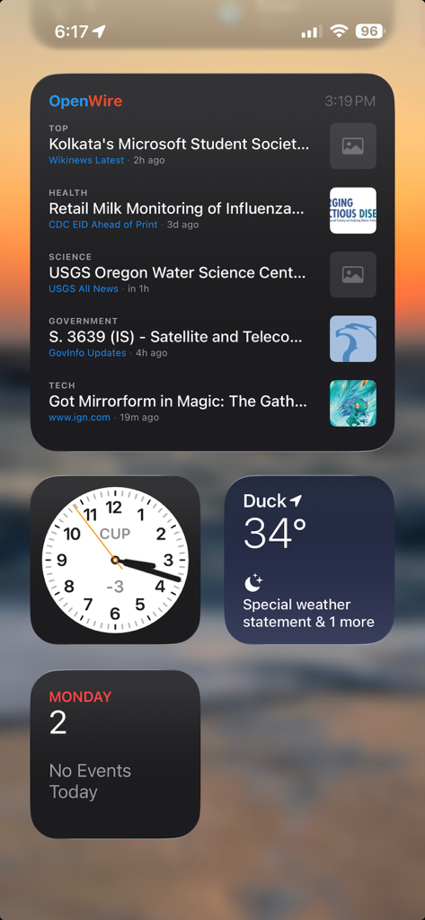 OpenWire RSS Reader - Una pantalla de inicio de iPhone con el widget OpenWire Lector RSS mostrando varias categorías de noticias y titulares