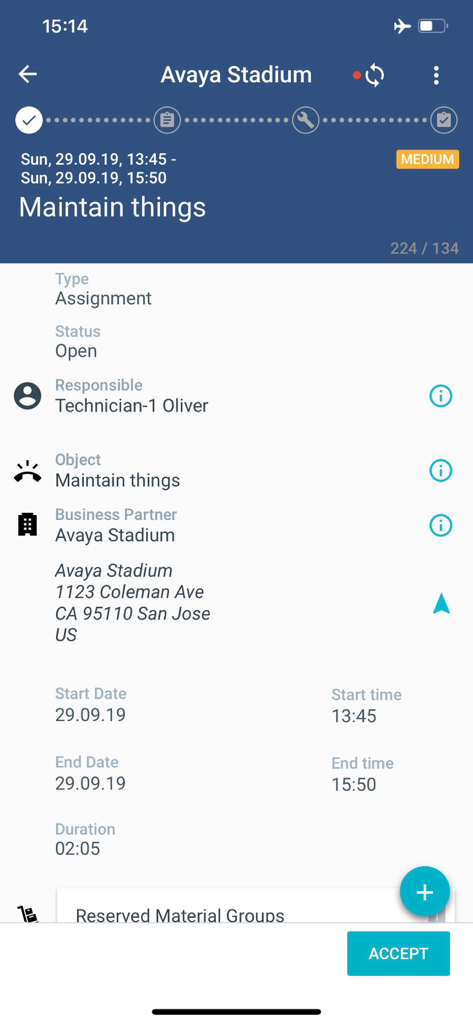 SAP Field Service Management - Una pantalla de asignación de técnico de servicio en la aplicación SAP Field Service Management que muestra los detalles del trabajo para el estadio Avaya