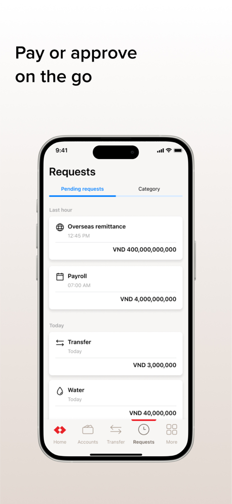 Interface do aplicativo Techcombank Business mostrando solicitações de pagamento pendentes para remessas internacionais e folha de pagamento