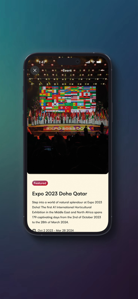 Hayya to Qatar - Capture d'écran de l'application Hayya au Qatar présentant l'événement Expo 2023 Doha avec une image d'une cérémonie de drapeaux internationaux sur scène.