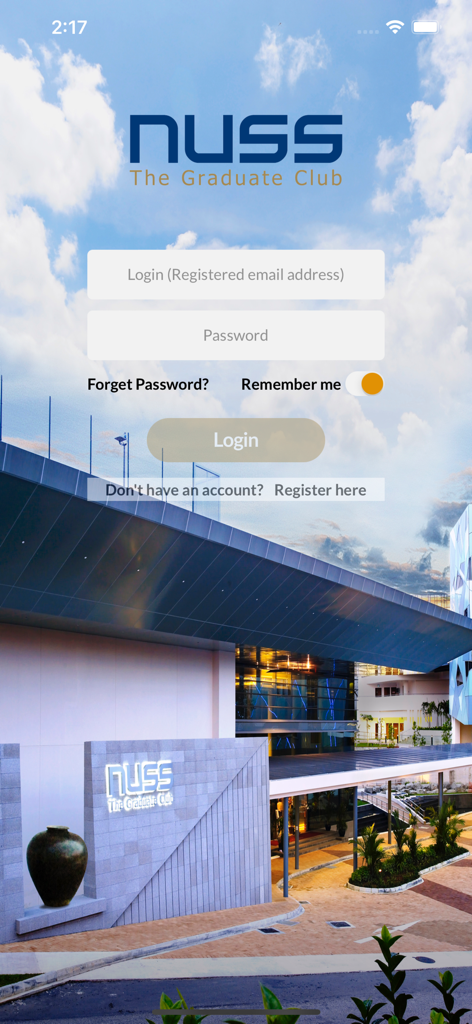 NUSS Members - 이메일과 비밀번호 필드, 그리고 클럽하우스 배경이 보이는 NUSS 회원 앱 로그인 페이지
