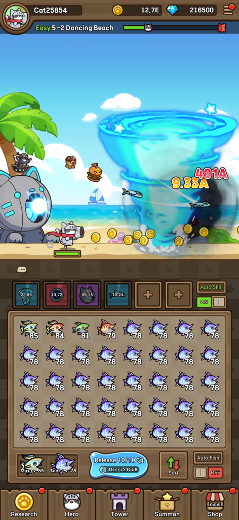 Cat Hero : Idle RPG - Captura de pantalla del gameplay de Cat Hero Idle RPG mostrando un personaje caballero gato en batalla y una cuadrícula de peces para la mecánica de fusión