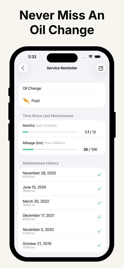 Una pantalla de aplicación móvil que muestra el historial de servicio de cambio de aceite y recordatorios de servicio.